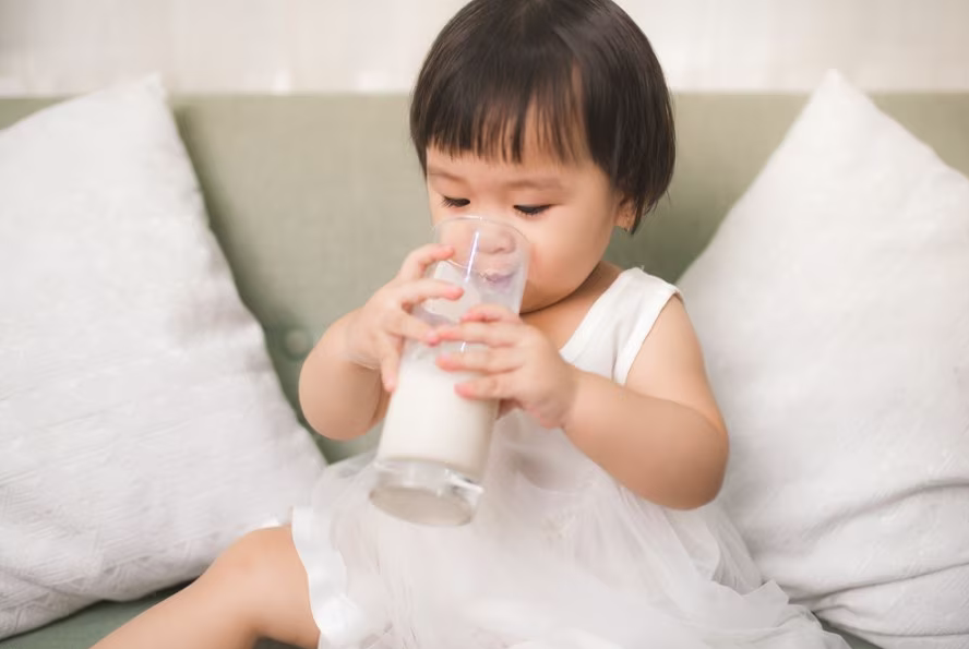 Manfaat Minum Susu untuk Kesehatan Perut Anak